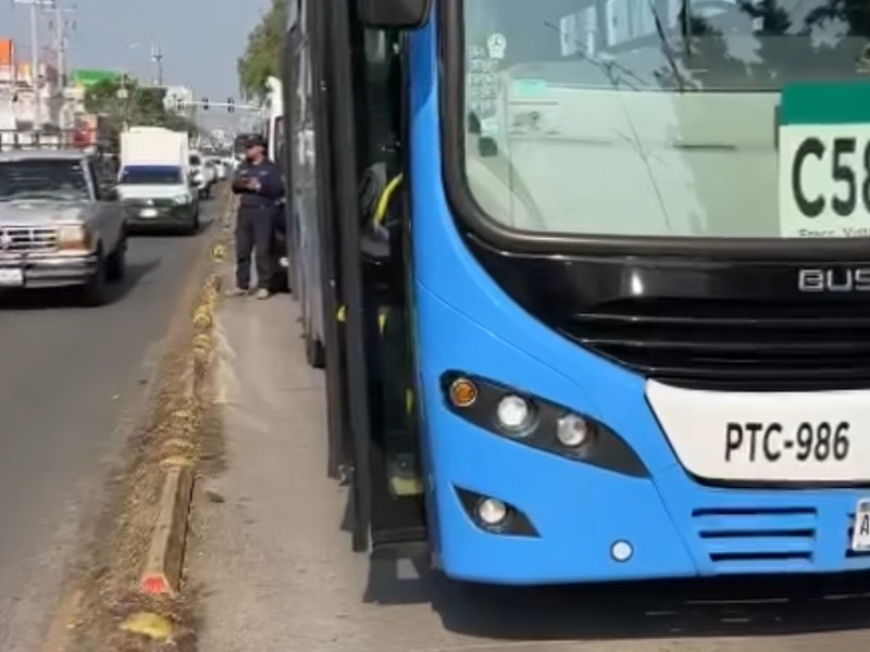 Madre e hijo arrollados en carril confinado de Qrobus