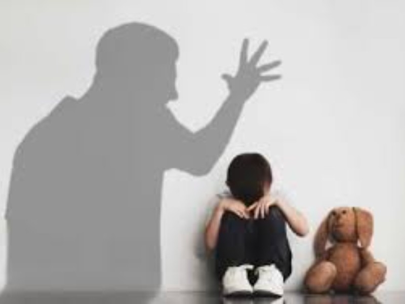 Madre es procesada por agresión grave a su hijo