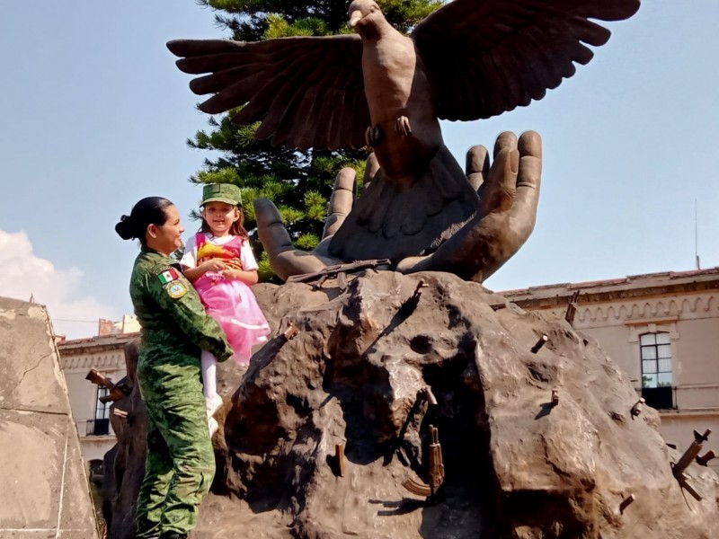 Madre Militar combina su vocación y su labor como mamá.