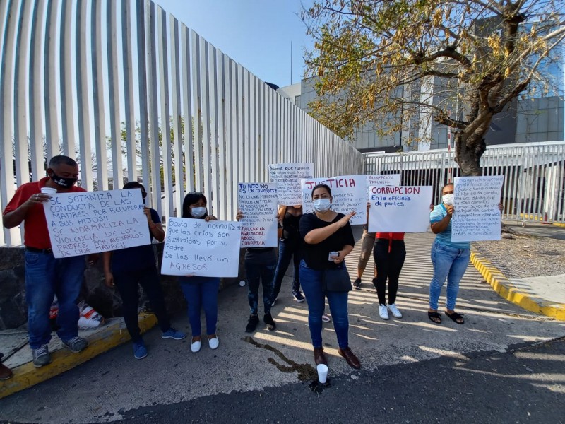 Madre se mantienen en lucha por recuperar a sus hijas