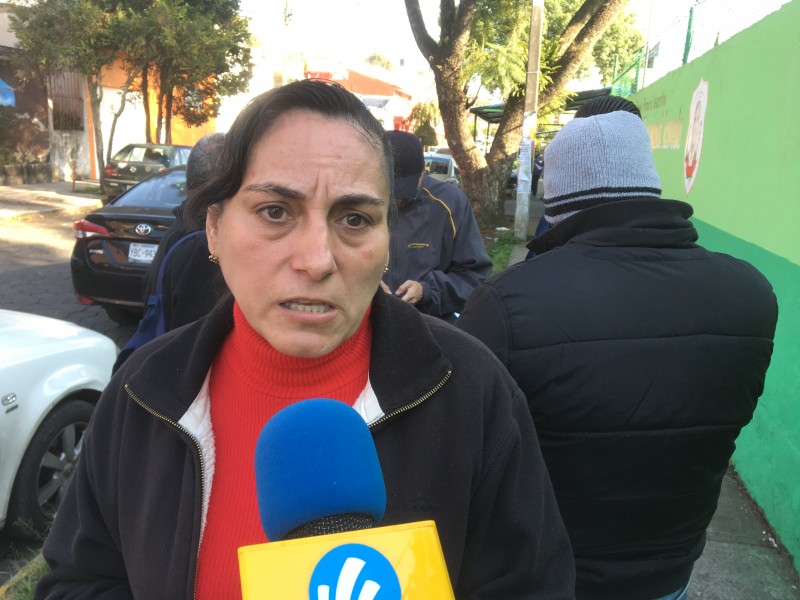 Madre solicita destitución de directora