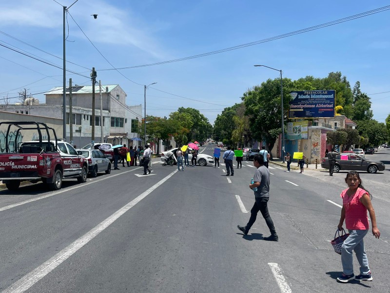 Madres bloquean avenida por el cierre de guardería