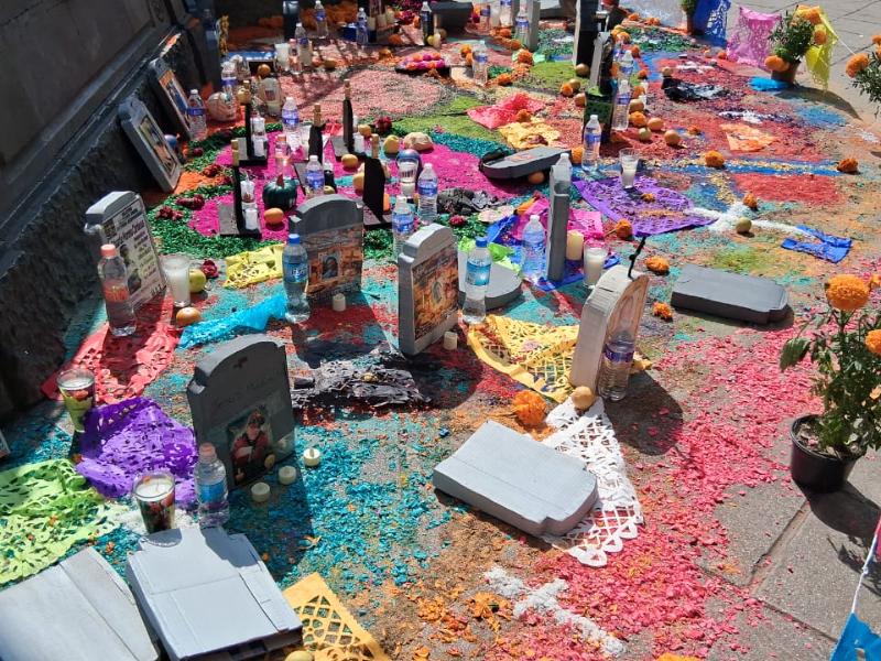 Madres buscadoras arman altar por sus desaparecidos
