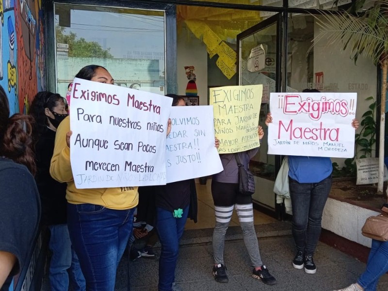 Madres de familia protestan en Dirección de Preescolar en Xalapa