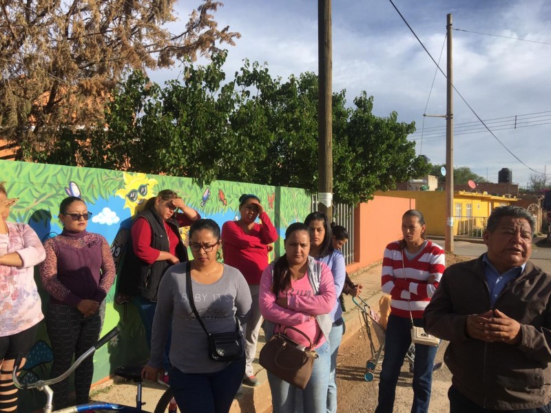 Madres de familia toman jardín de niños