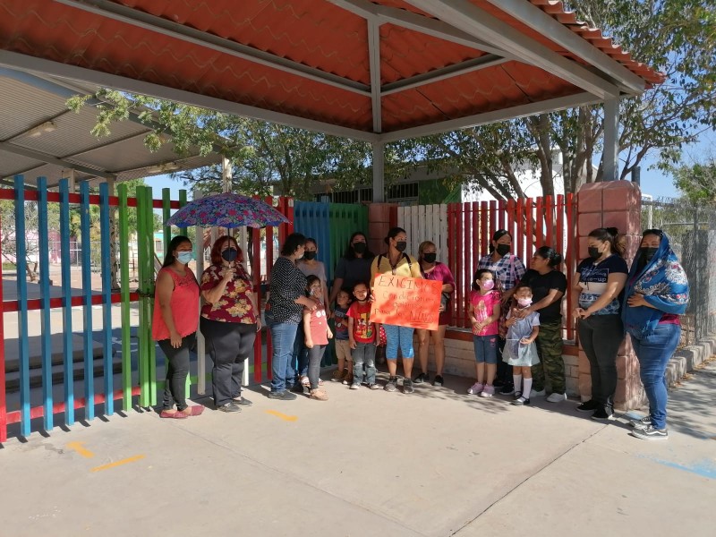 Madres de familia toman kinder y no permiten el acceso