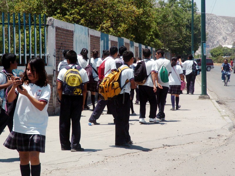 Madres felices por el regreso a clases