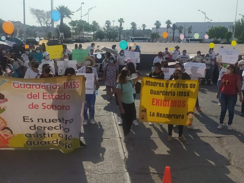Madres protestan solicitando reapertura de guarderías del IMSS