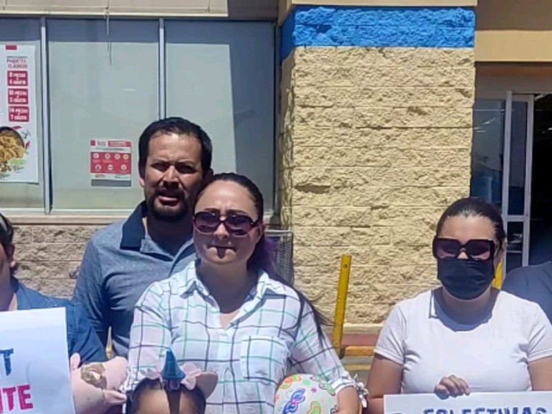 Madres se manifiestan afuera de supermercado