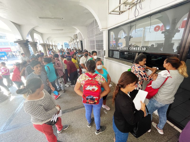 Madrugaron por un lugar para la Plaza Todos Santos