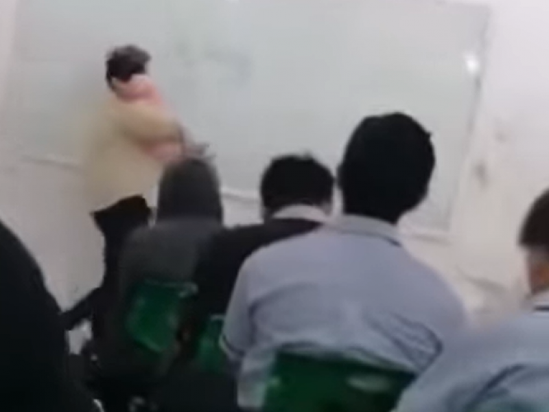 Maestra atiende a bebé de alumna durante clase