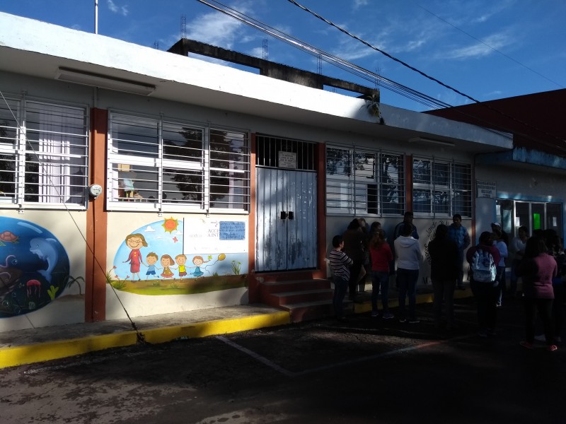 Maestra impide que menores salgan al baño