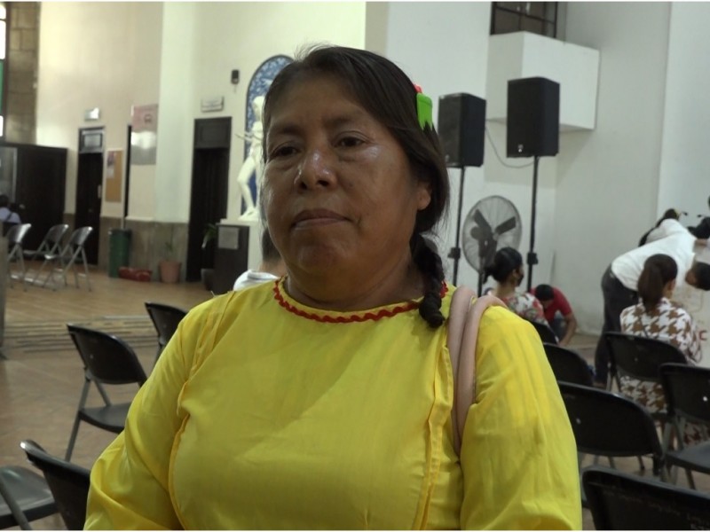 Maestra indígena viaja por la sierra para entregar calificaciones