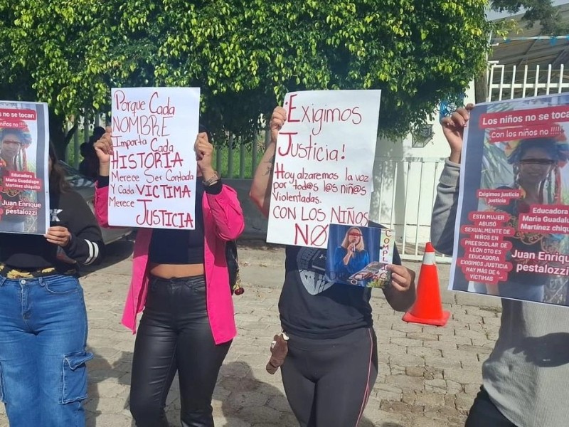 Maestra que presuntamente abusó sexualmente de varios menores podría estar prófuga