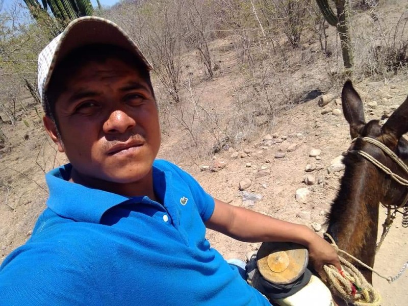 Maestro Nayarita recorrió la sierra para llevar material a alumnos