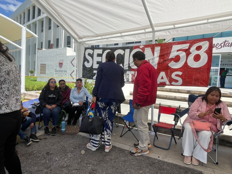 Maestros advierten que no iniciarán el ciclo escolar si no les pagan