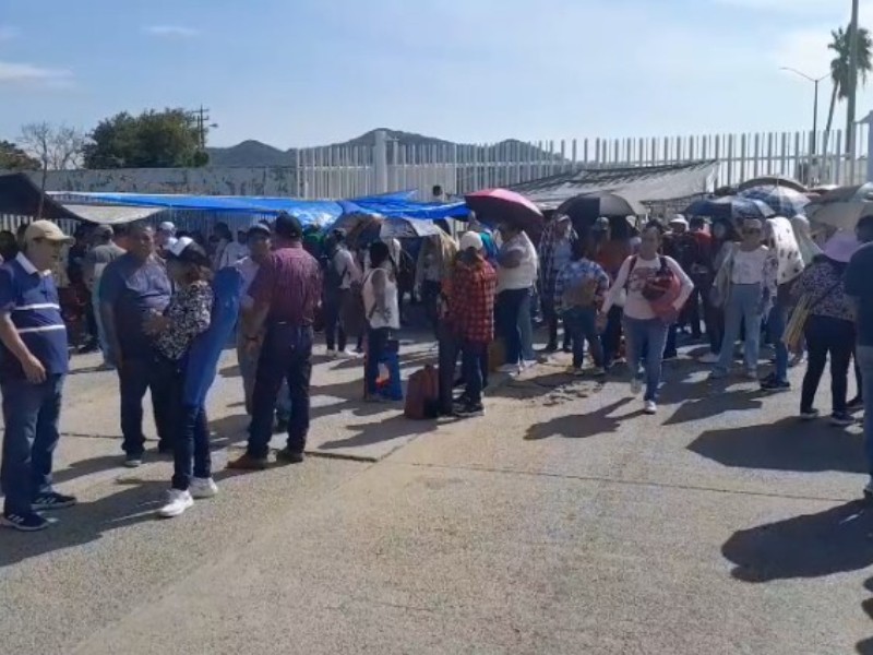Maestros bloquean acceso a refinería de Salina Cruz en jornada de protesta