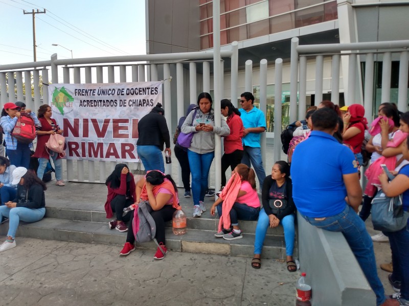 Maestros bloquean accesos a la Torre Chiapas