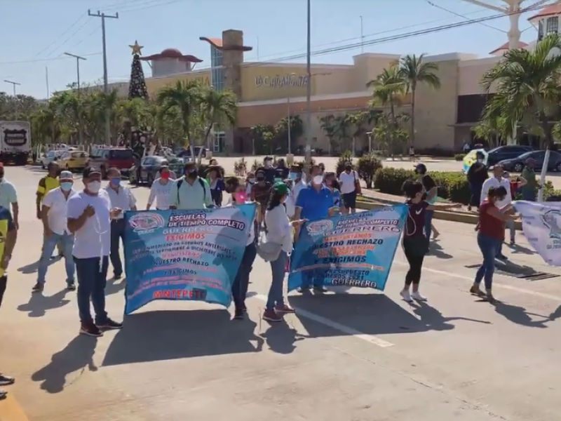 Maestros bloquean bulevar en Acapulco, exigen pagos