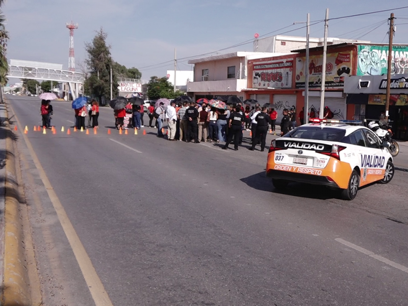 Maestros bloquean bulevar Revolución en Torreón