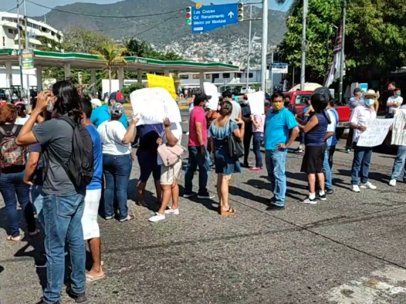 Maestros bloquean calles en Acapulco y Chilpancingo; exigen bono decembrino