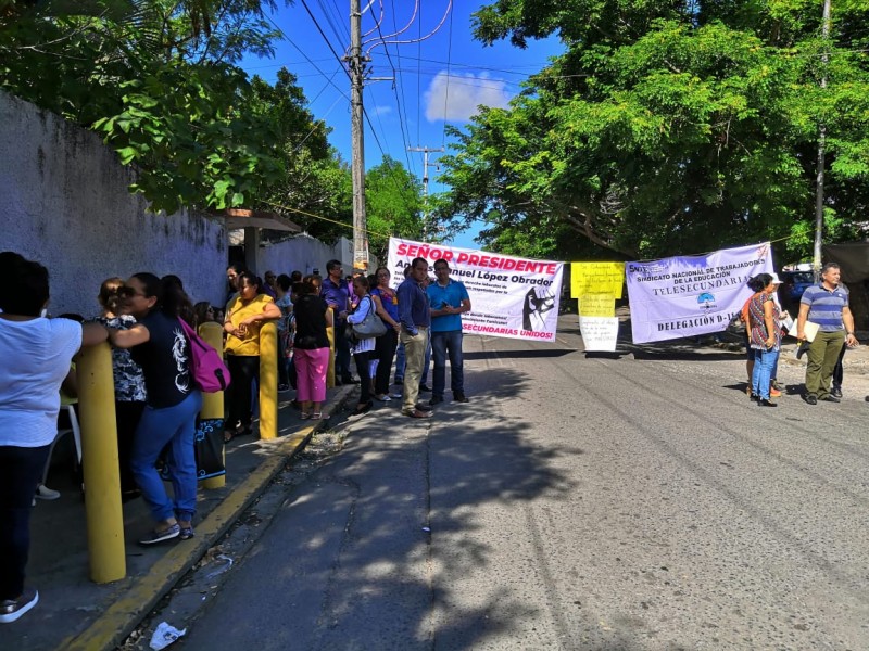 Maestros bloquean calles en Veracruz