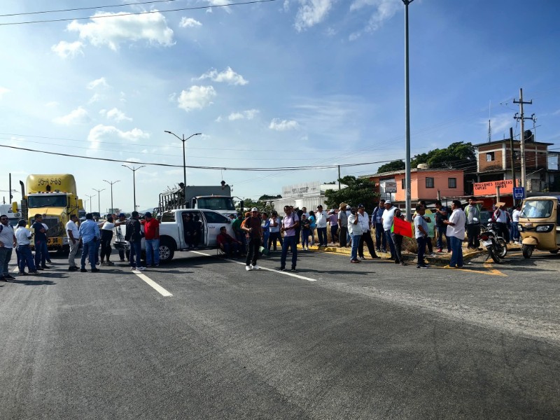 Maestros bloquean carretera Transístmica por presunta negligencia médica
