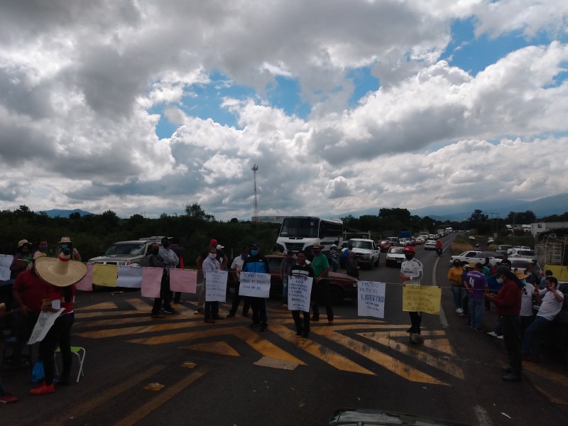 Maestros bloquean carretera Zamora-Morelia, a la altura de Tangancícuaro