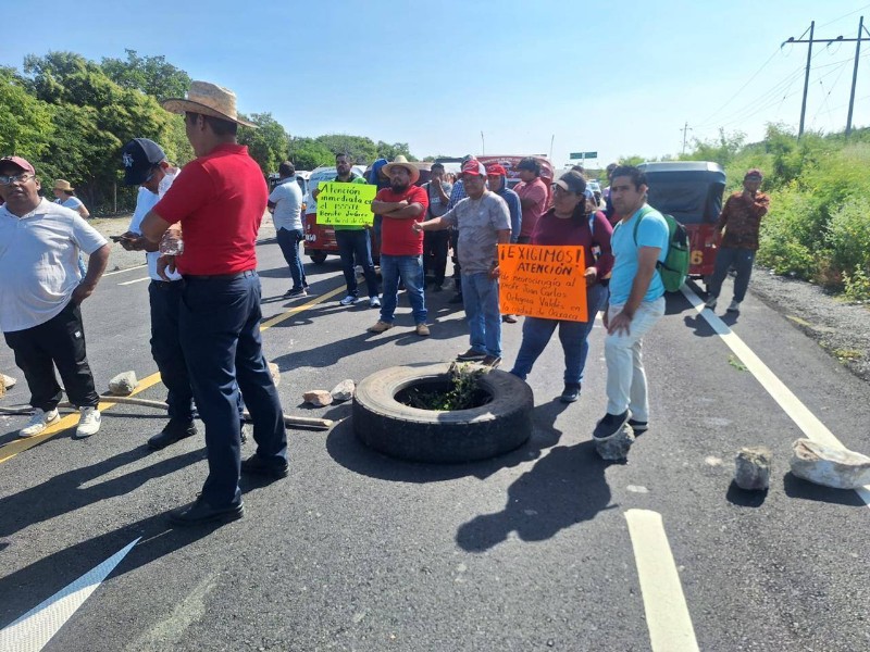 Maestros bloquean El Caracol en Tehuantepec para exigir atención médica urgente Maestros bloquean El Caracol en Tehuantepec para exigir atención médica urgente