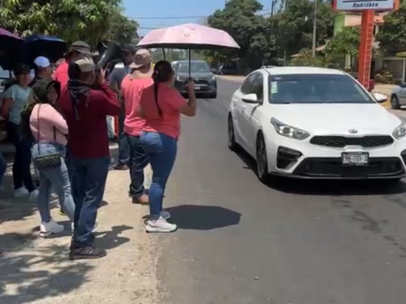 Maestros bloquean intermitentemente carretera Acapulco-Zihuatanejo