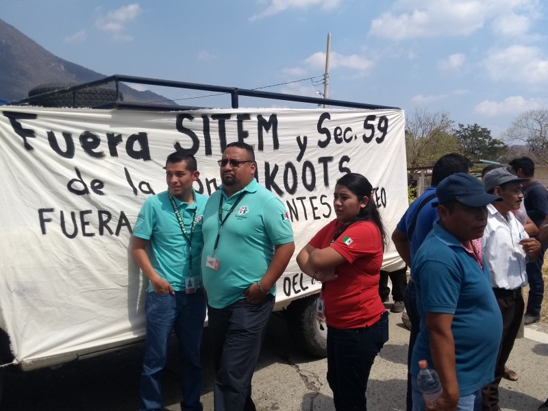 Maestros bloquean la carretera a Oaxaca