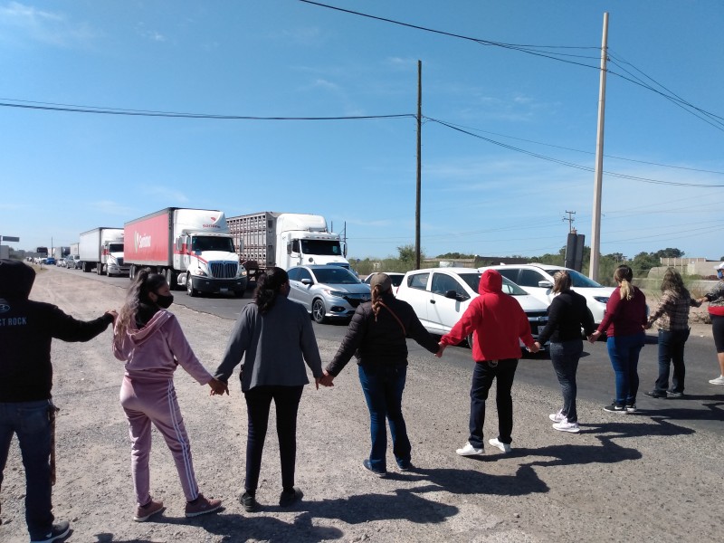 Maestros bloquean la carretera México 15 en Navojoa