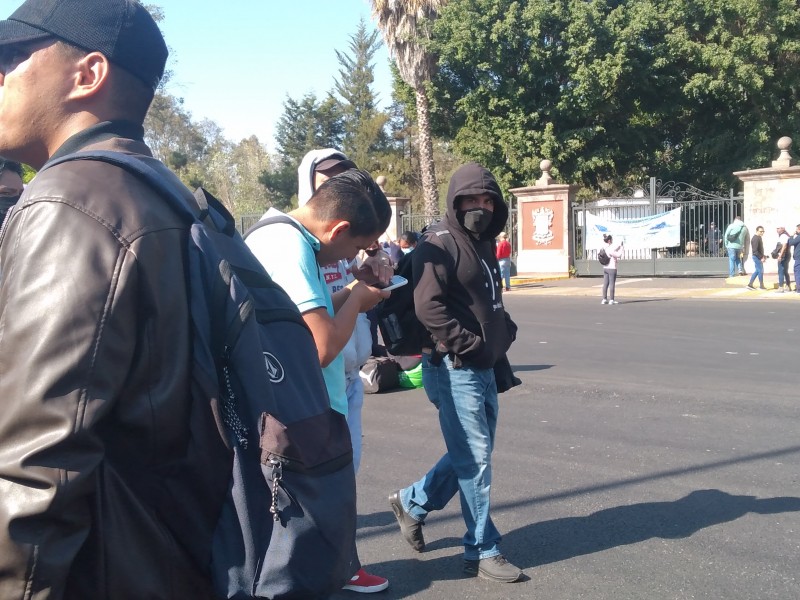 Maestros bloquean Libramiento frente a Casa Michoacán