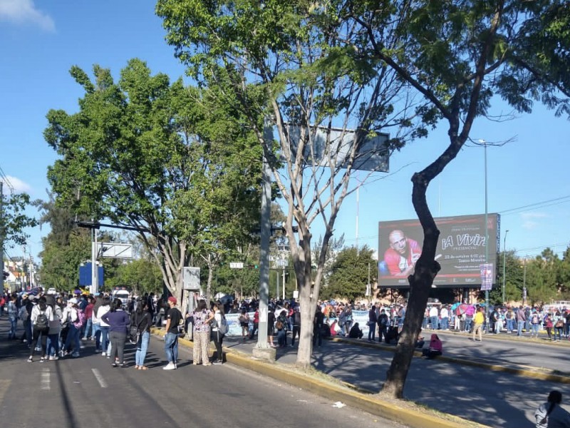 Maestros bloquean paso en Ventura Puente y Camelinas