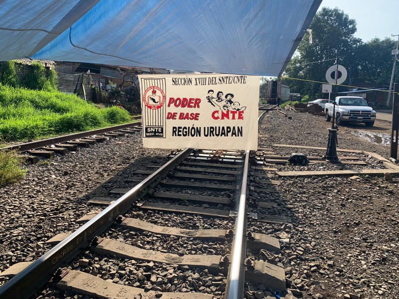 Maestros bloquean vías del tren en Caltzontzin, Michoacán