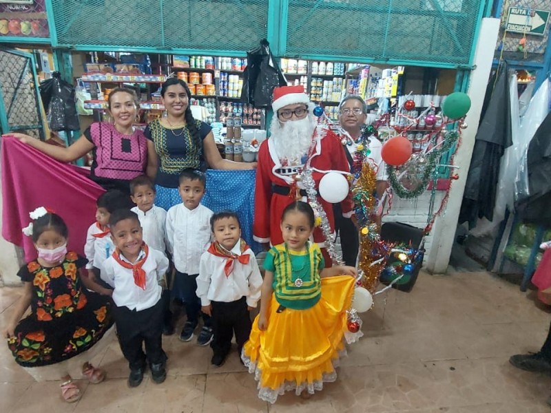 Maestros buscan difundir tradiciones navideñas en niños de Tehuantepec