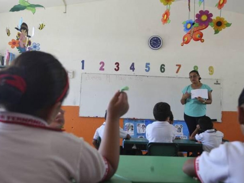 Maestros celebran diferente su día por Covid-19