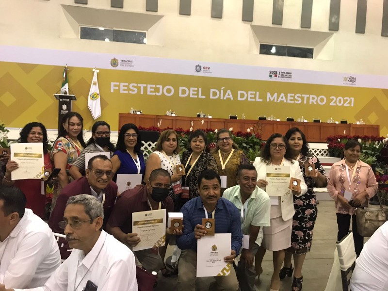 Maestros con 40 años de trayectoria en Veracruz festejan día