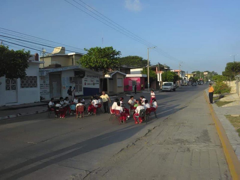 Maestros dan clases en las calles en Tonalá