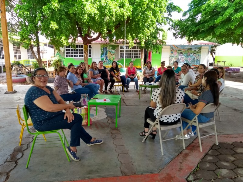 Maestros de 81 escuelas hacen paro laboral