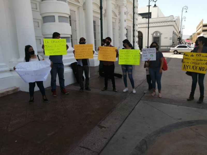 Maestros de Bellas Artes protestan en Palacio de Gobierno