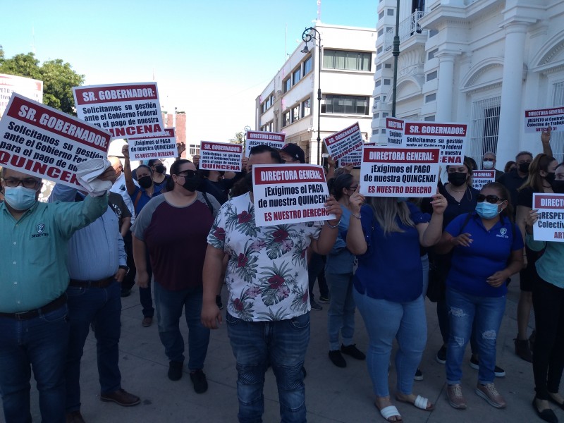 Maestros de Cecytes se manifestan para exigir pago de quincena