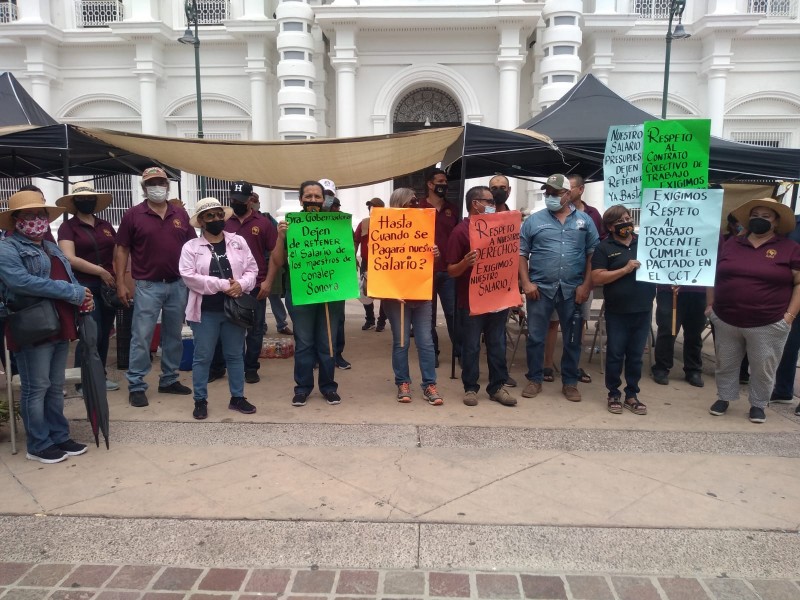 Maestros de Conalep exigen el pago de sus quincenas