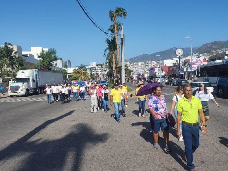Maestros de Educación Física bloquean costera en Acapulco