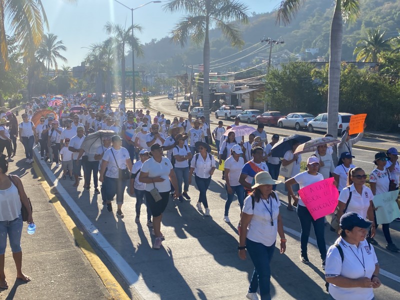 Maestros de Educación Física marchan en Zihuatanejo; piden mejora salarial