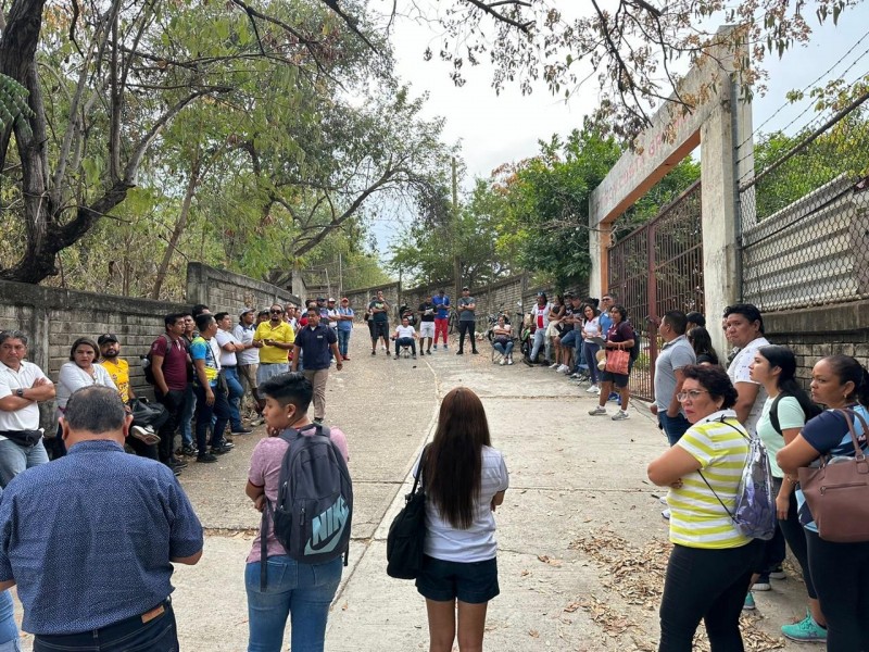 Maestros de Educación Física toman oficinas de la SEG