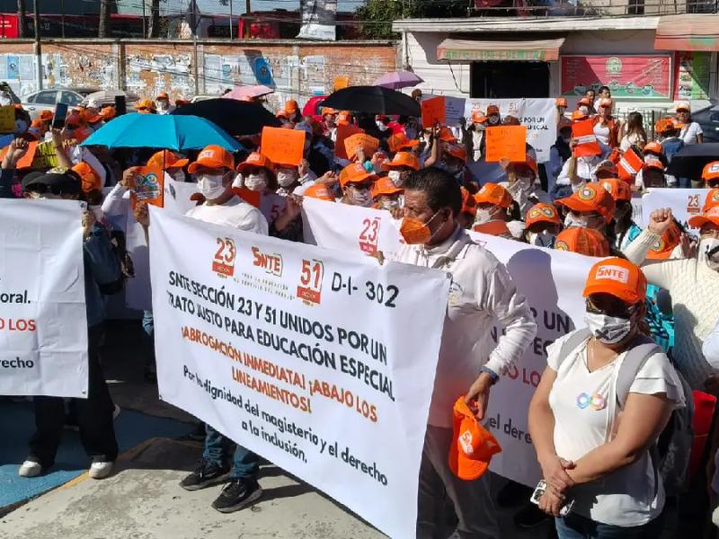 Maestros de Educación Especial protestan contra nuevos lineamientos de Puebla