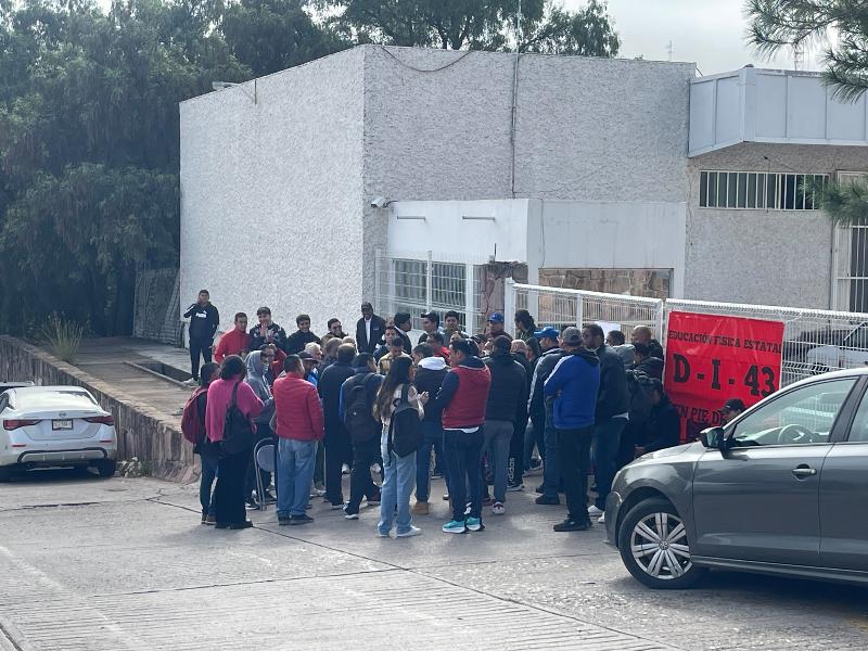 Maestros de educación física cierran instalaciones de la Secretaría de Educación