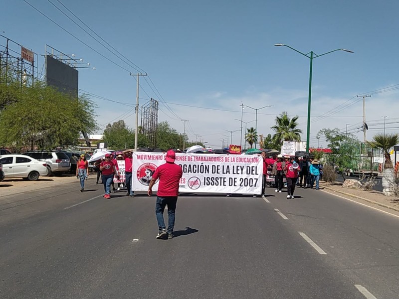 Maestros de escuelas federales bloquean el bulevar García Morales