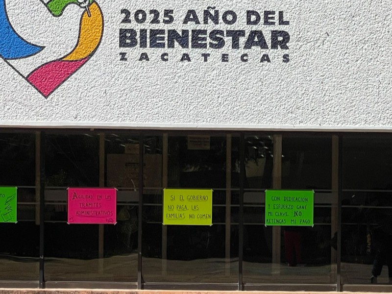 Maestros de escuelas rurales y normales realizan protesta por falta de pago